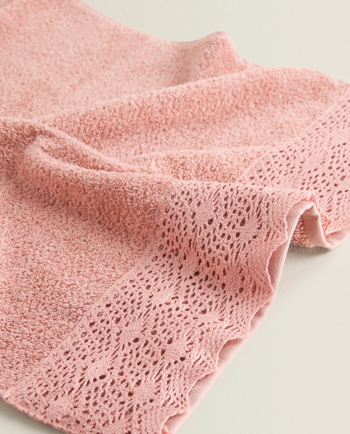 Serviette-de-bain-dentelle-appliquée-Casablanca-CoucouMarket-Maroc