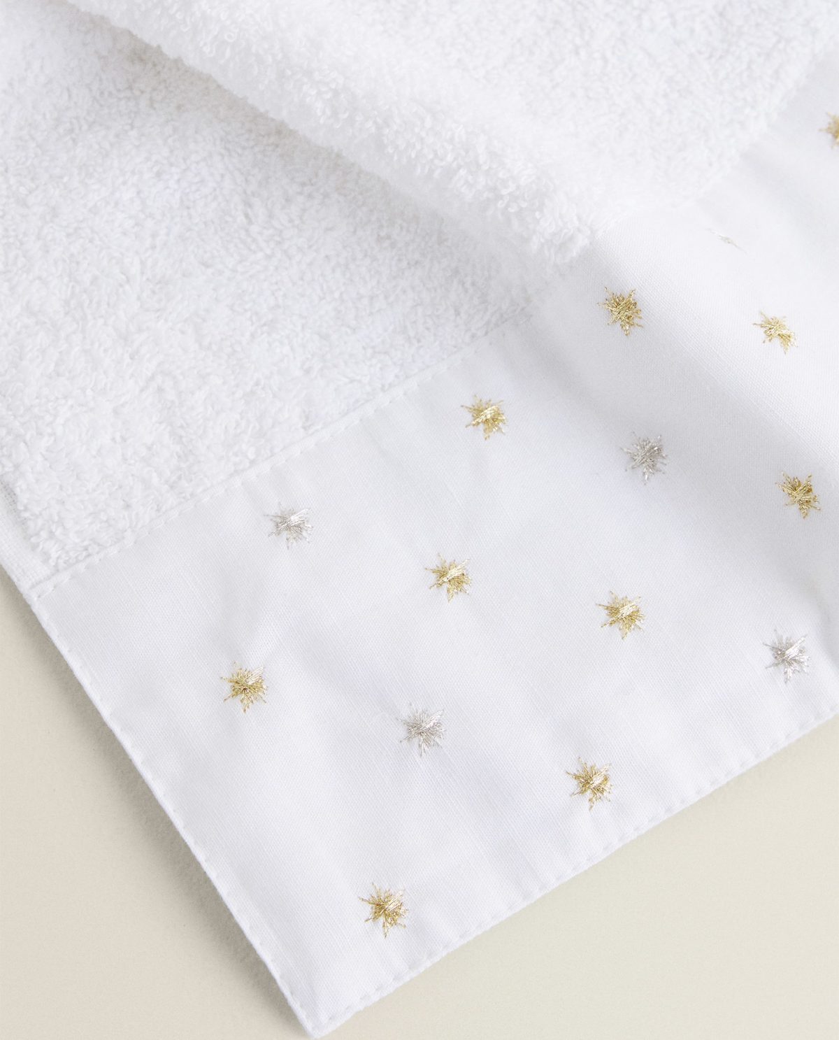 Serviette-de-bain-étoiles-brodées-Casablanca-CoucouMarket-Maroc