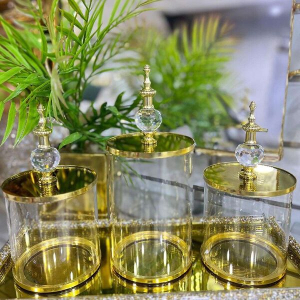 plateau-miroir-avec-3-jolies-bonbonnieres-en-verre-dorée