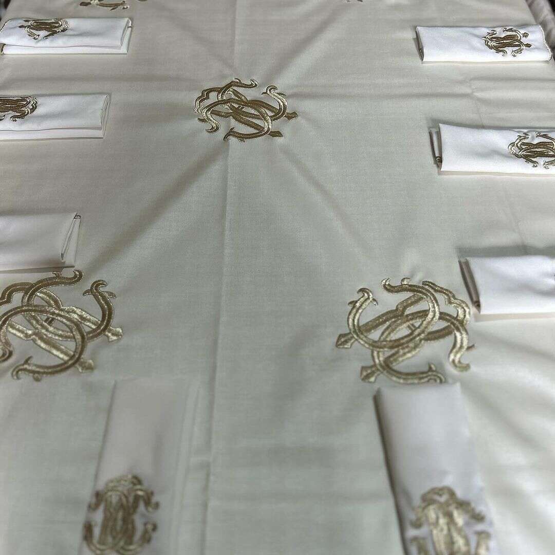Nappe-de-table-en-simili-cuir-brodé-avec-motif-Roberto-Cavalli-et-12 serviettes