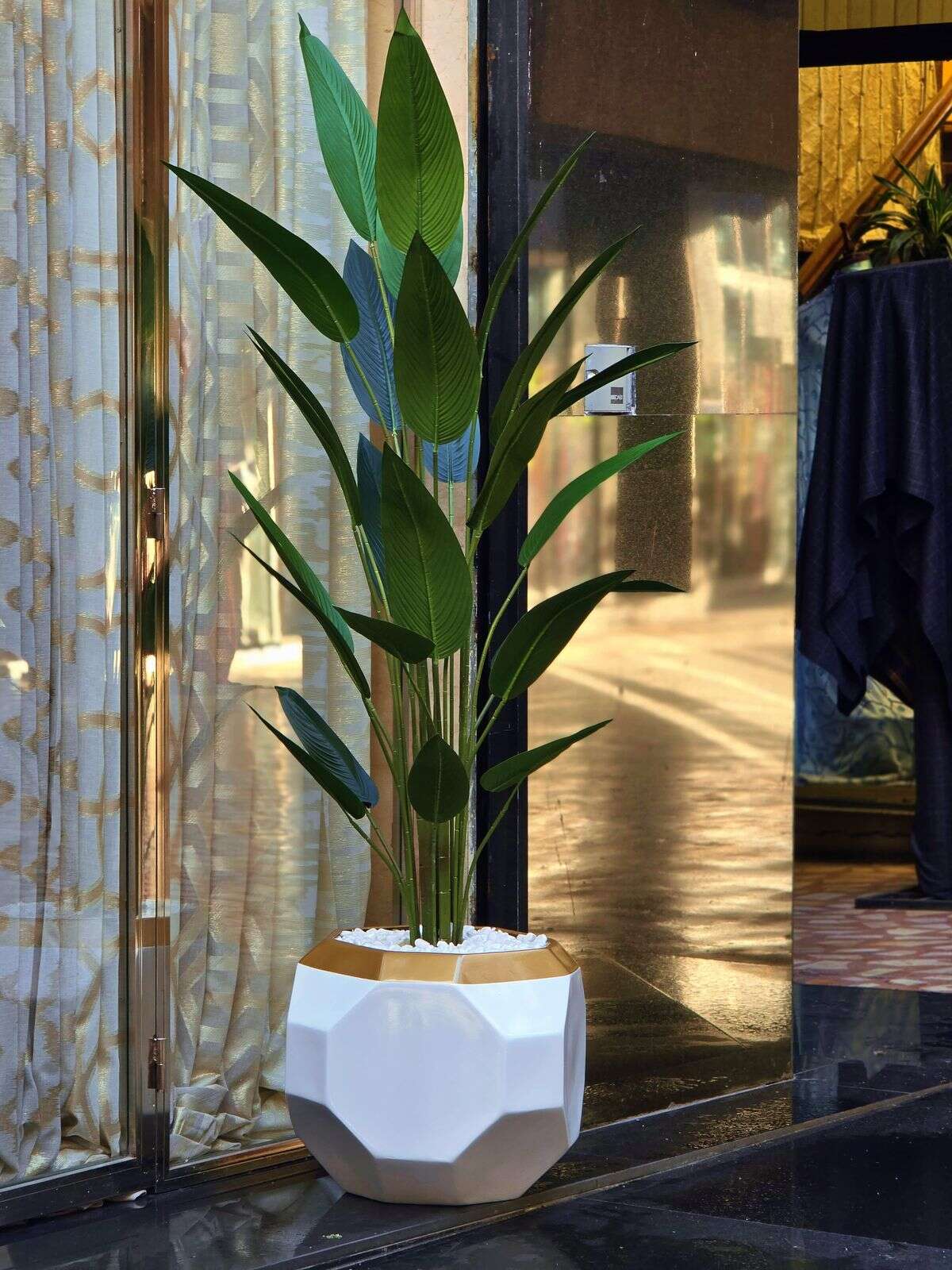 grand-plante-artificielle-strelitzia-avec-pot-blanc-prix-Casablanca-Maroc-coucouMarket