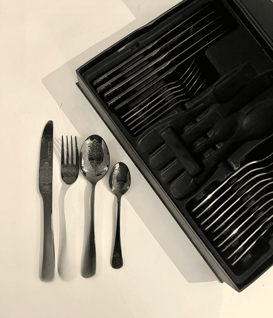 menagere-de-24-pieces-en-noir-motif-élégant-prix-promo--Casablanca-Maroc-coucoumarket