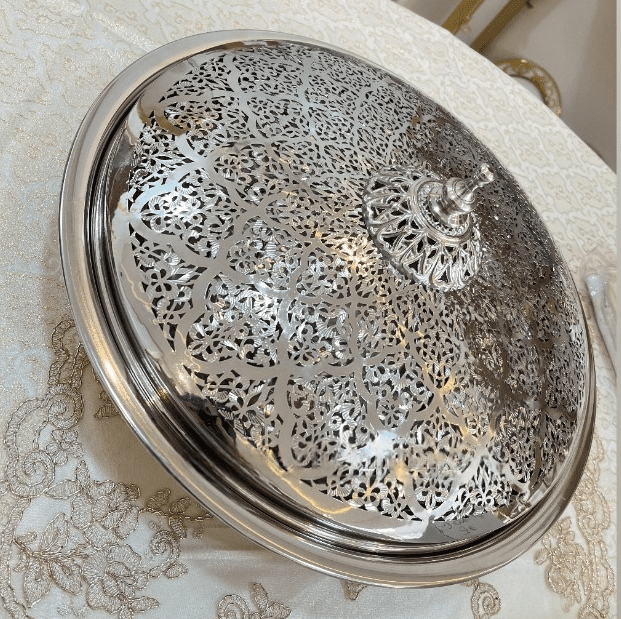 grand-plat-de-presentation-beldi-rond-en-cuivre-argente-doré-prix-ramandan-Casablanca-Maroc-coucouMarket