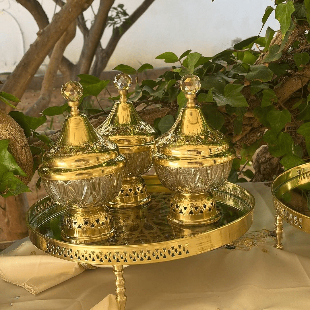 Plateau-Beldi-sur-pied-avec-motif-Zalija-et-3-bonbonnières-Doré-PRIX-promo-casablanca-maroc-coucouMarket