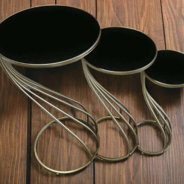 Ensemble-de-trois-tables-basses-gigognes-en-métal-doré