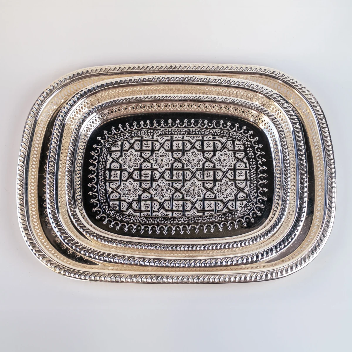 plateau-artisanal-rectangulaire-sweets-de-fes-grave-a-la-main-argente-Prix-Casablanca-Maroc-coucouMarket-Prix-Casablanca-Maroc-coucouMarket