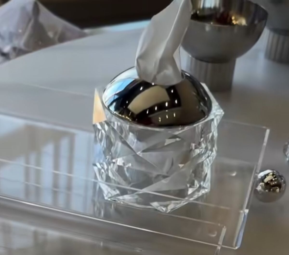 Boîte-à-Mouchoirs-en-Acrylique-Transparent-Couvercle-Chromé-PRIX-promo-casablanca-maroc-coucouMarket