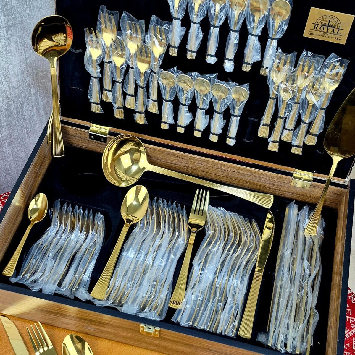 valise-menagere-royal-de-75-pieces-en-inox-18-10-doree-PRIX-promo-casablanca-maroc-coucouMarket-Rabat-Fes-Marrakech-Tanger